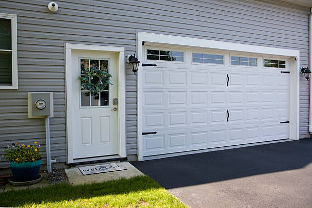 24/7 Emergency Garage Door Panel Replacement experts in Crystal Lawns, IL